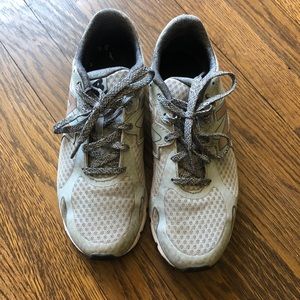 New Balance Women’s Gray Tennis Shoes 7.5